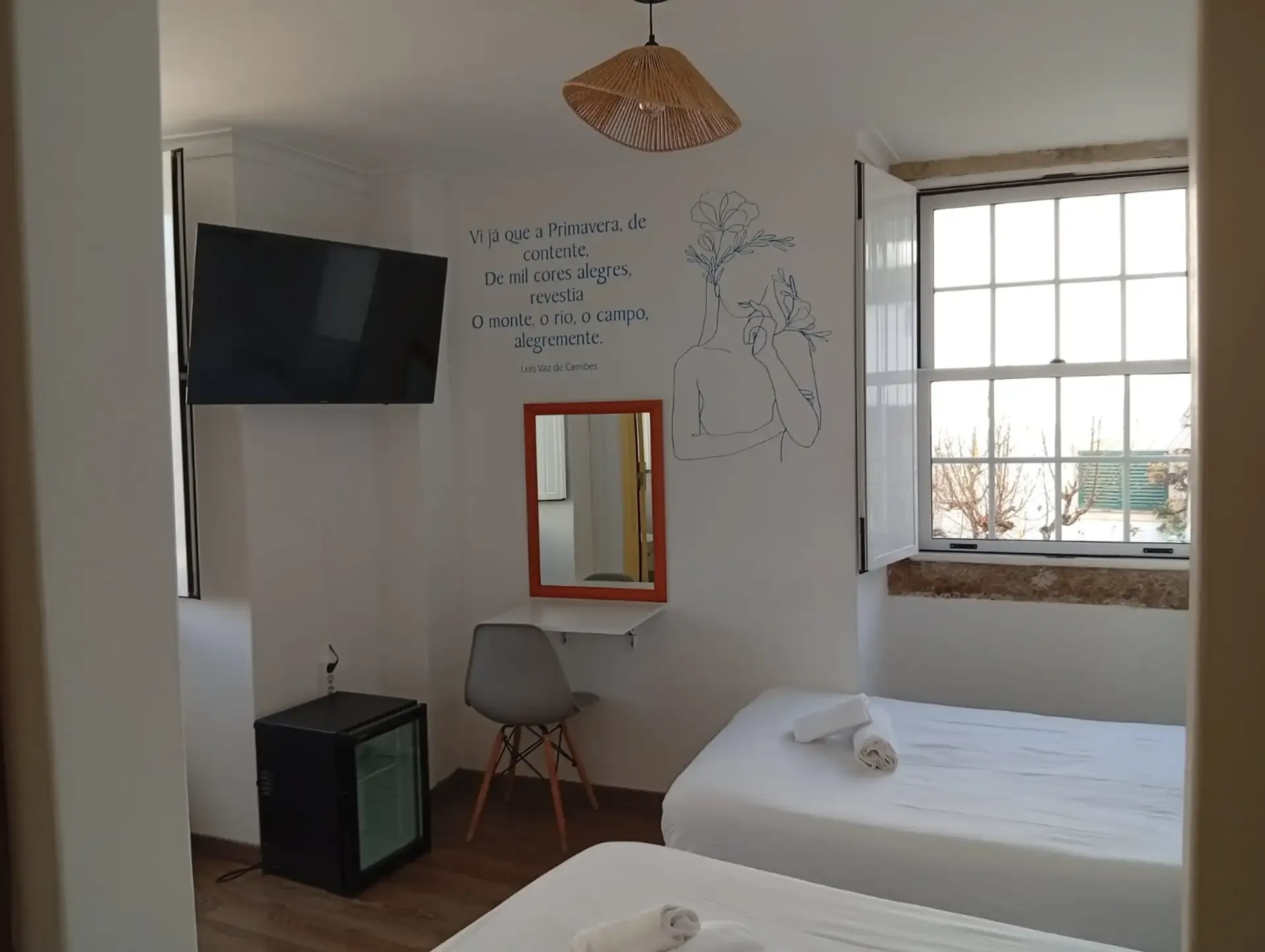 Double or Twin room — “Vi já que a Primavera” verse on the wall, TV and sash window